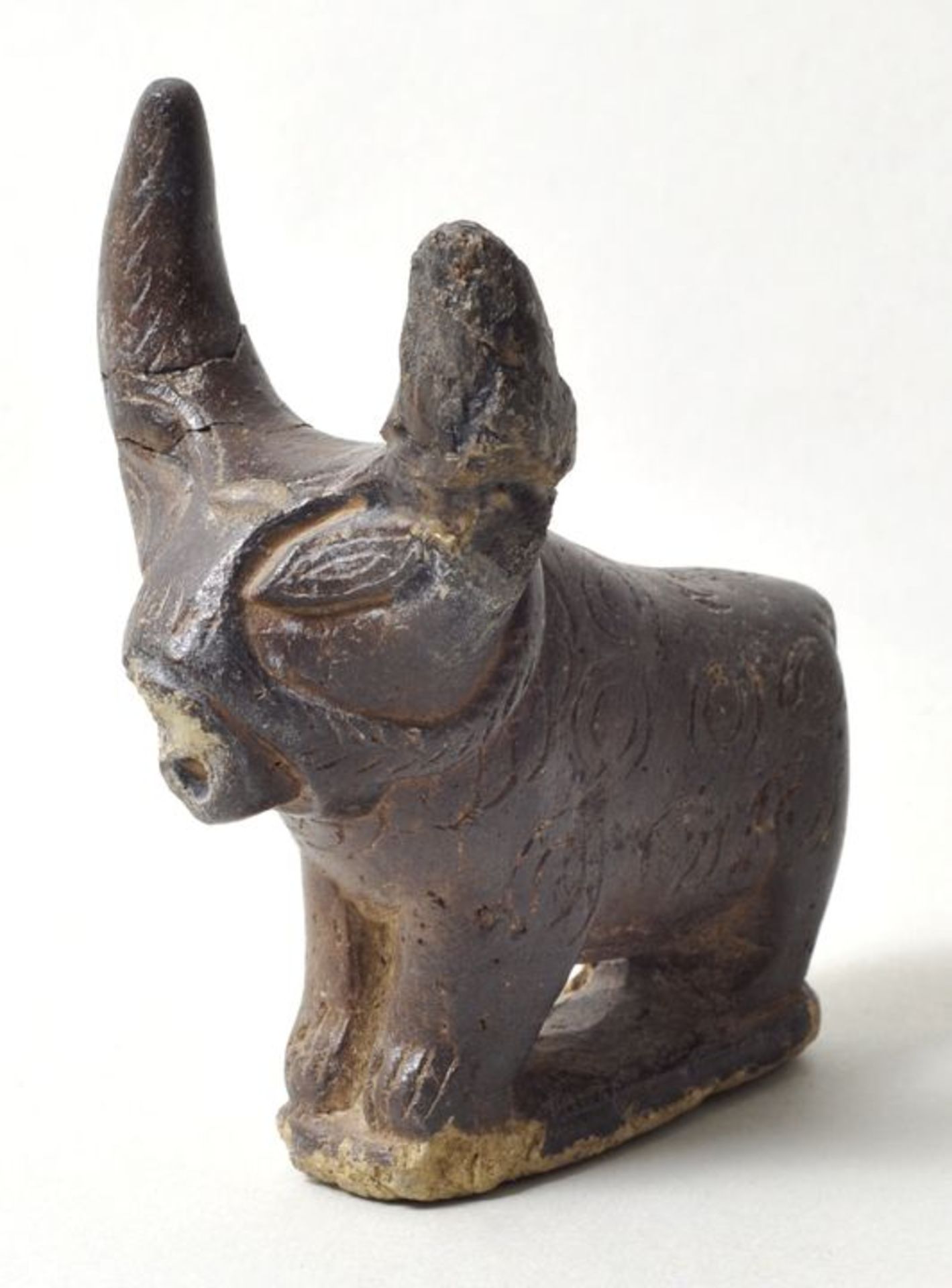 Votivstatuette Stier, Ausgrabung, Vorderer Orient (?)Ton, frei modelliert, bemalt, geritzte