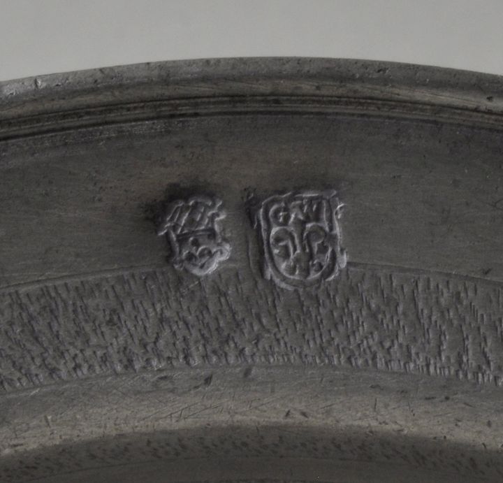 Zwei Zinnteller, Süddeutschland, 17.-19. Jh.a) tief gemuldete Form, punzierte Dekorbänder, auf der - Image 2 of 3