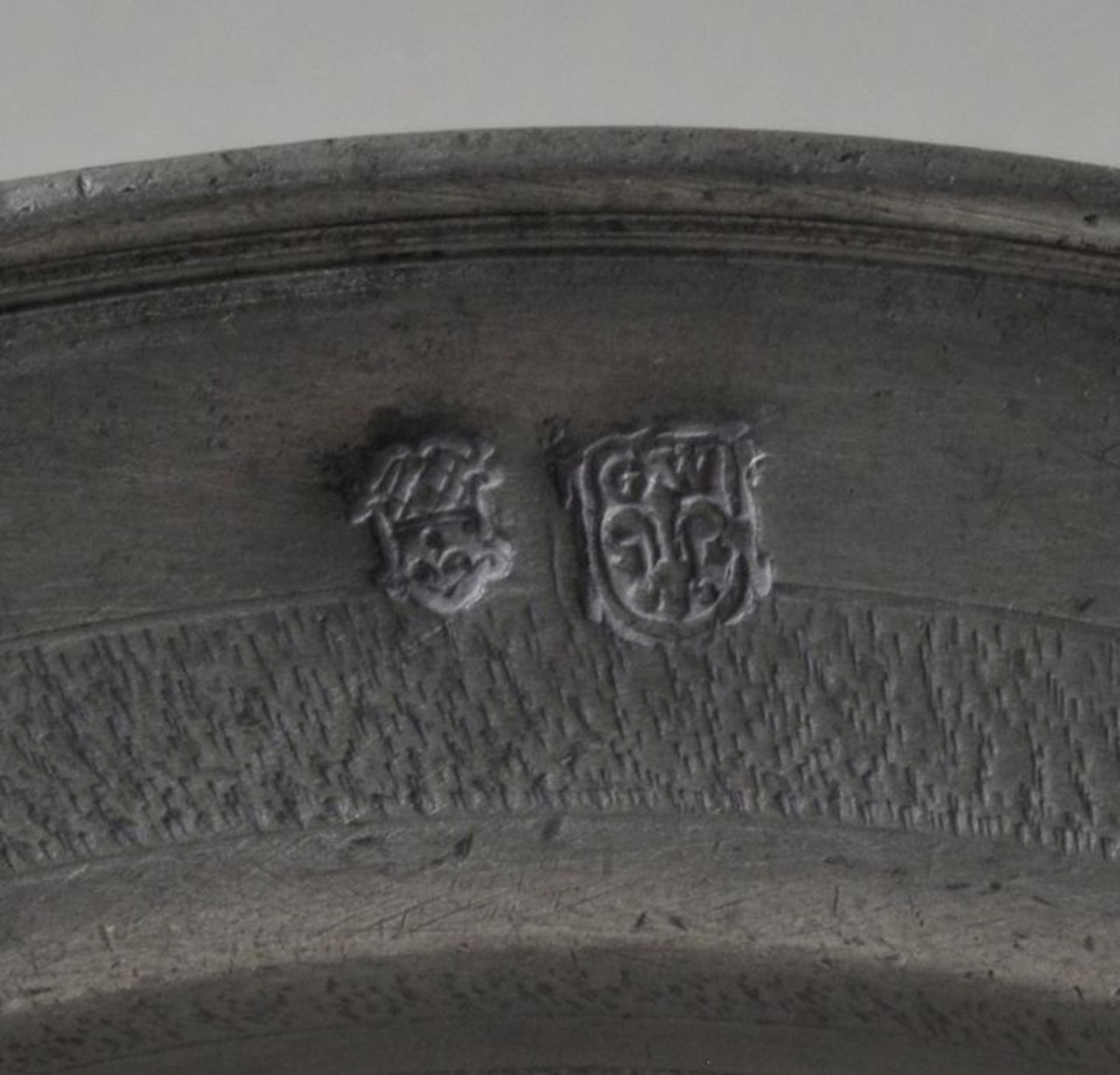 Zwei Zinnteller, Süddeutschland, 17.-19. Jh.a) tief gemuldete Form, punzierte Dekorbänder, auf der - Bild 2 aus 3