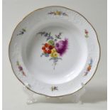 Tiefer Teller, Meissen, um 1770Porzellan. Neu-Spanischer Reliefzierrat, Manierblumenmalerei mit