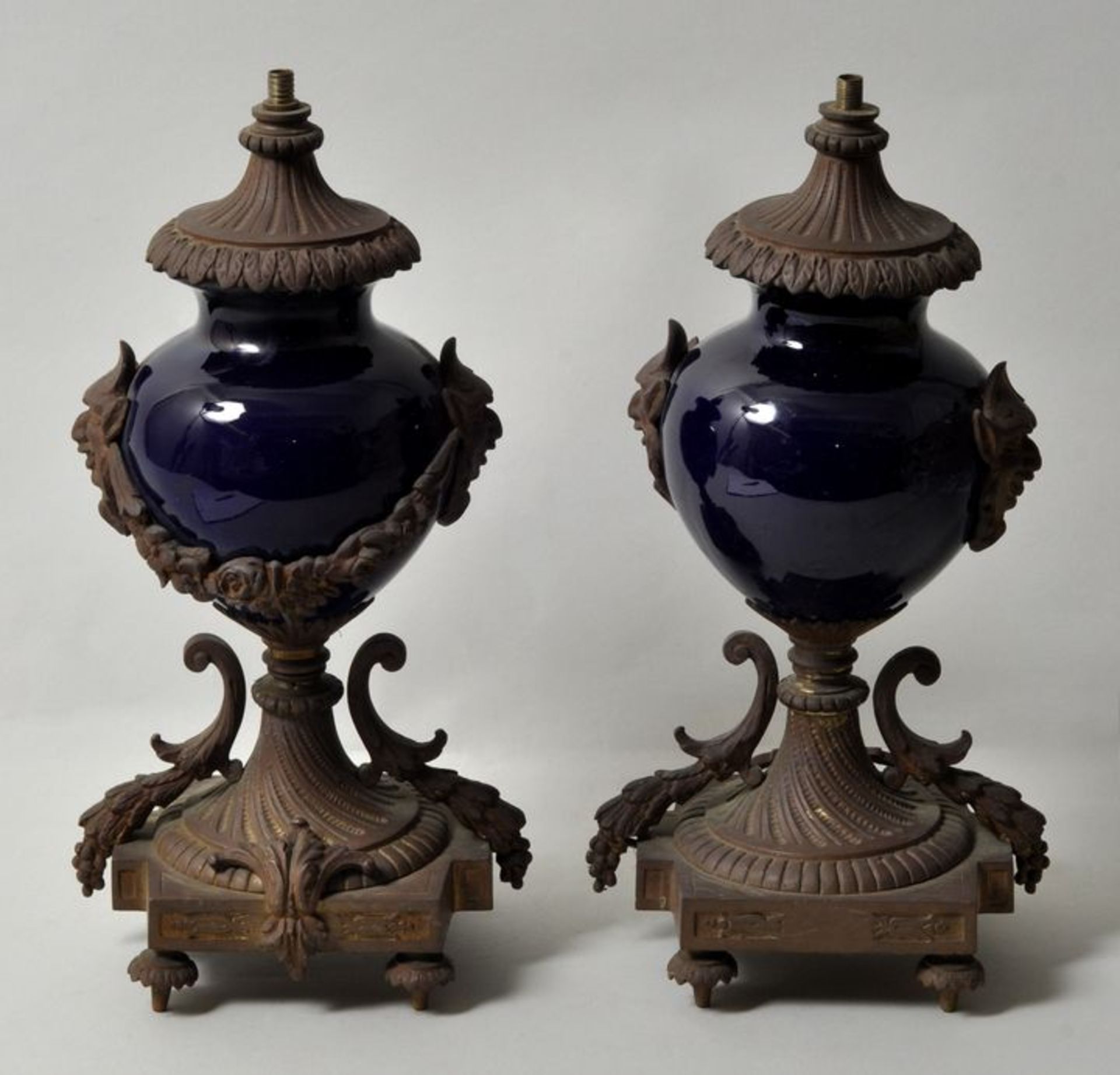 Paar Lampenfüße, Frankreich, 2. H. 19. Jh.Bronze/ Keramik. Kobaltblauer Keramik- (oder Porzellan-)