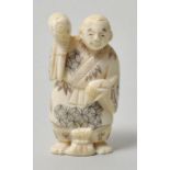 Netsuke, Japan, 20. Jh.Glücksgott Daikoku. Elfenbein, geschnitzt, Binnengravur dreifarbig