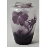 Vase, Nancy, Emile Gallé, um 1898Farbloses Glas mit violettem Überfang. Beidseitig abgeflachter