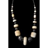 Halskette, Berber, MarokkoVerschieden geformte Perlen von Elfenbein und gering haltigem Silber im