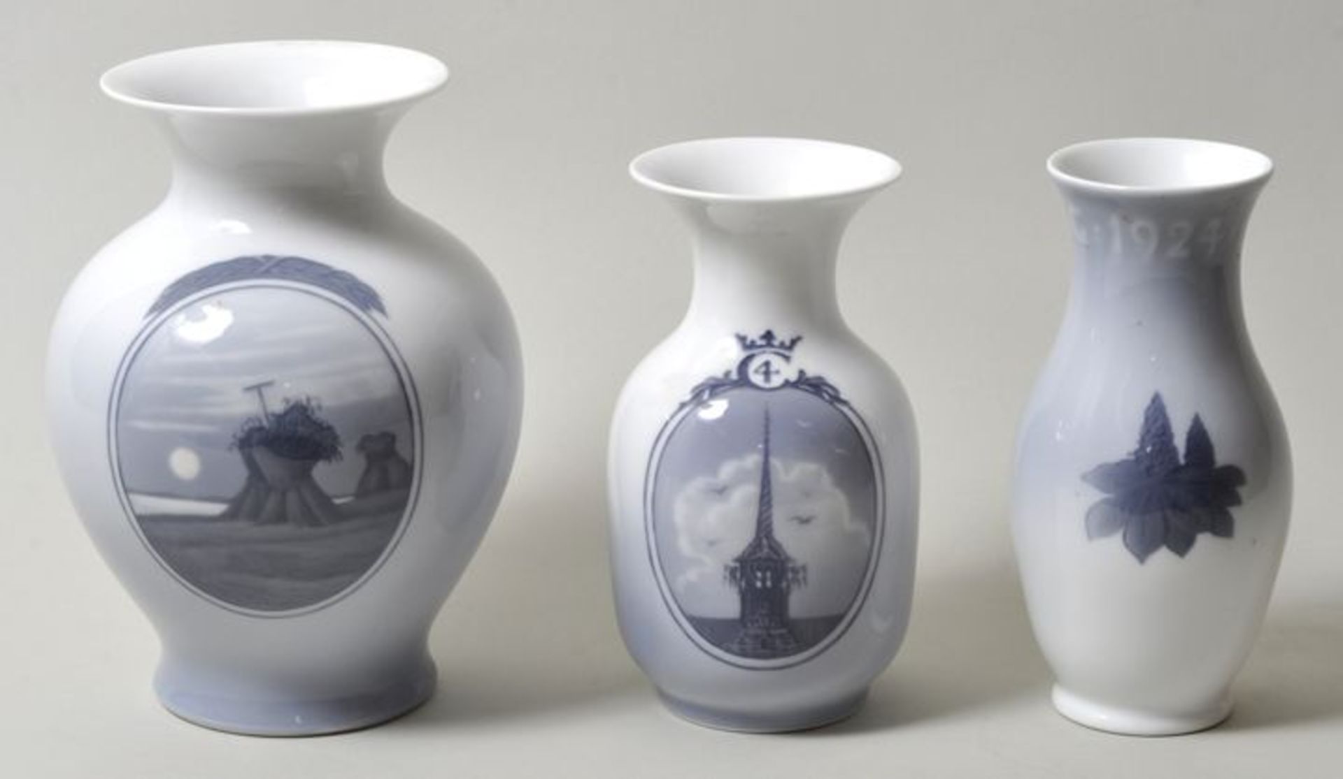 Drei Vasen, Kopenhagen, Königl. Porzellanmanufaktur, 1920er JahrePorzellan, unterglasurblaues Dekor.