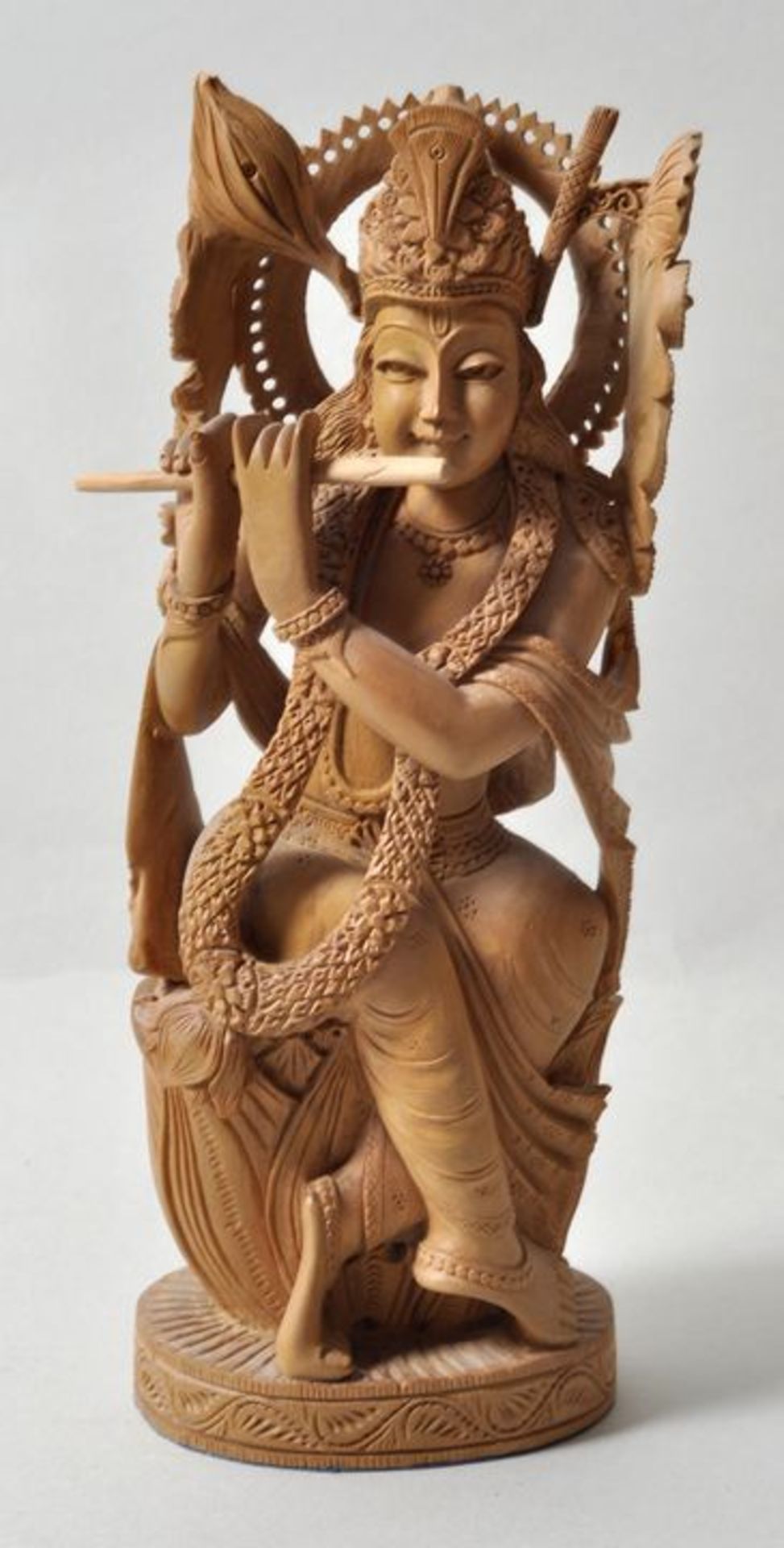 Indien. Krishna.Sandelholz, geschnitzt. Aufwenig gearbeitete Figur der hinduistischen Gottheit