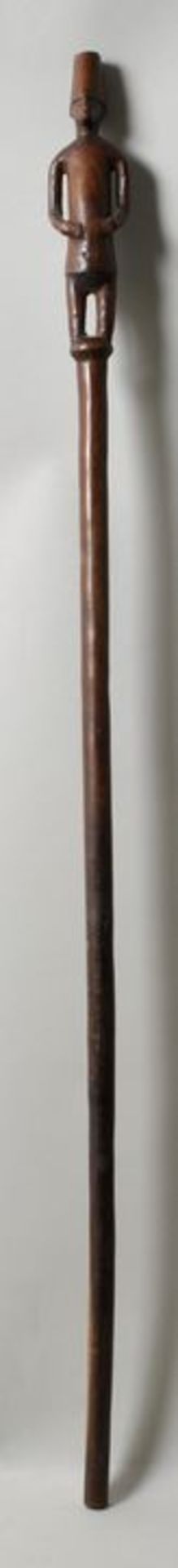 Südostasien (?). Gehstock.Holz, dunkel gebeizt. Gehstock mit figürlichem Abschluss. L. 102 cm.