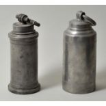 Zwei Schraubbüchsen, 19. Jh.Zinn. a) zylindrische Wandung mit Dekorbändern, gravierte Initialen "