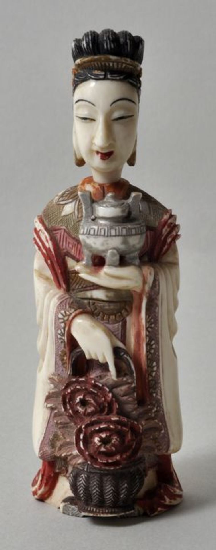 Elfenbeinfigur snuff bottle, China, 2. H. 19. Jh./ um 1900Geschnitzt, Details farbig. Figur einer