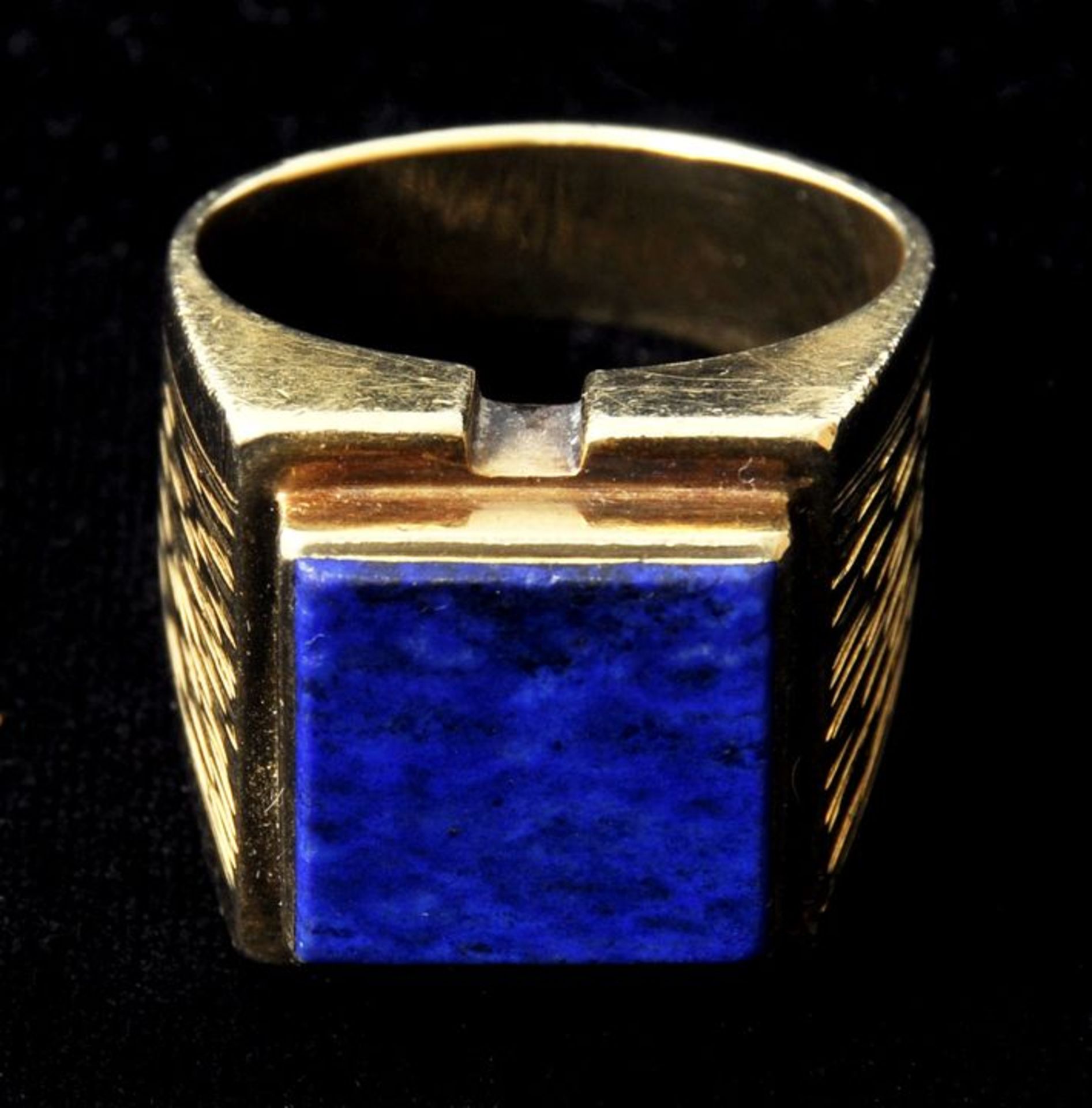 Herrenring, 20. Jh.Fassung Gg 750, besetzt mit Lapislazuli, 15 x 15 mm, D. 22 mm/ RM 69. G. ca. 23,2