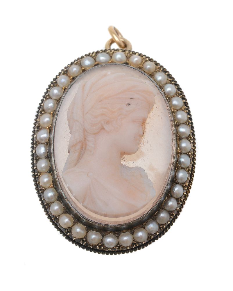 A hardstone cameo brooch