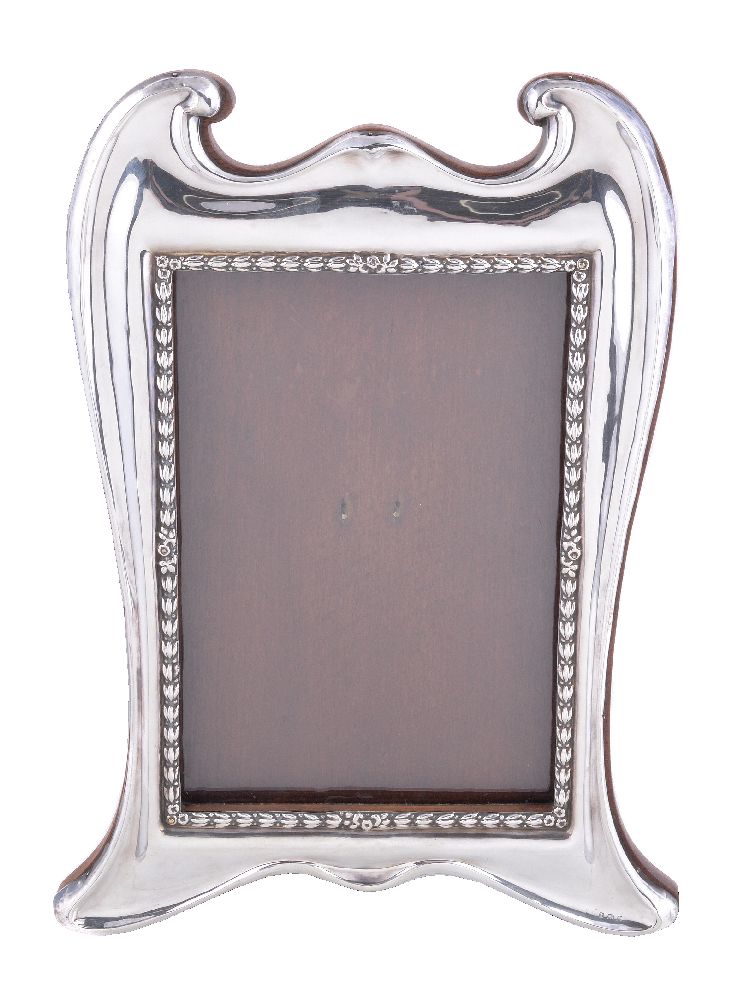 An Edwardian silver photograph frame