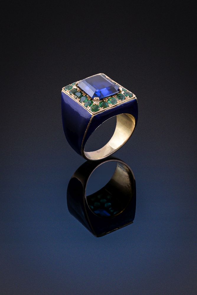 A synthetic sapphire and emerald dress ring - Image 2 of 2