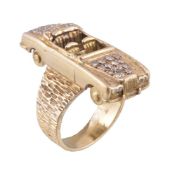 An 18 carat gold and diamond car ring