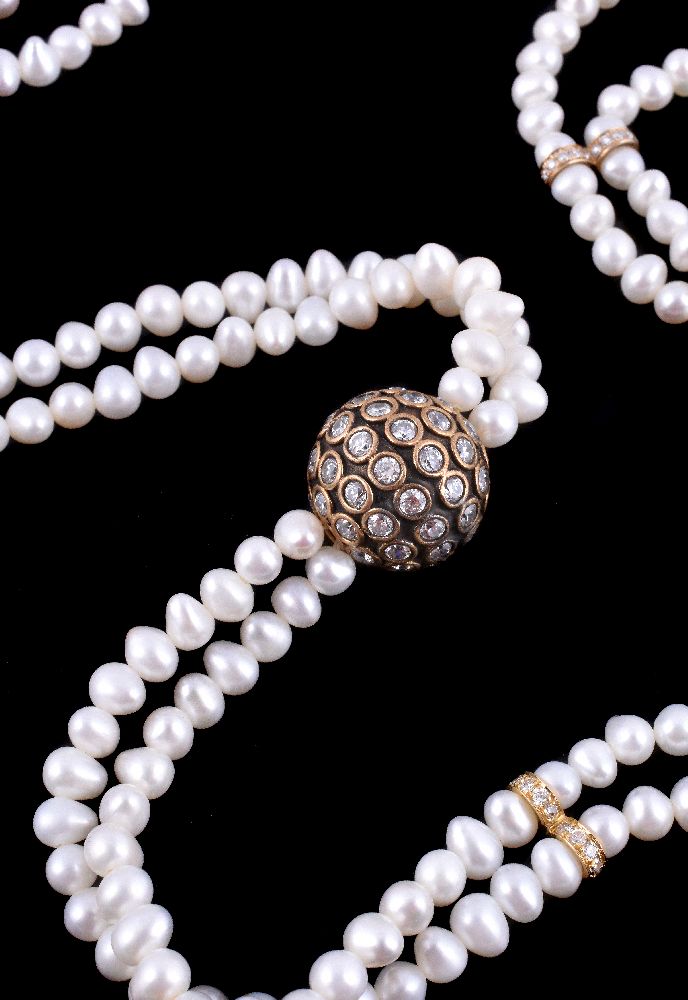 A freshwater cultured pearl and diamond necklace and bracelets - Image 2 of 2