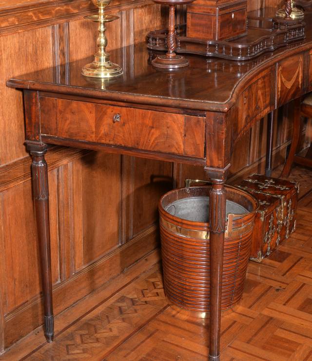 A George III mahogany concave fronted serving table - Image 6 of 6