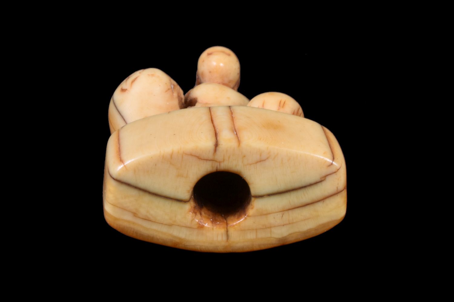 ϒ An Ivory Japanese Netsuke of a bearded sage carrying a large hat over his shoulder - Image 8 of 12