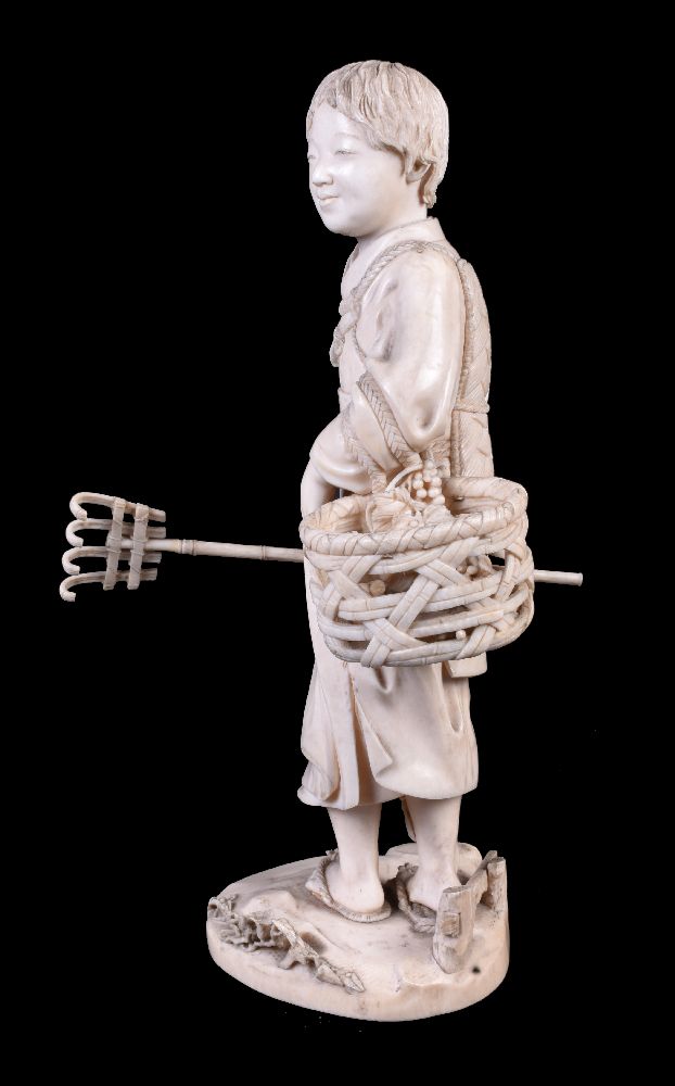 ϒ A Large Japanese Ivory Okimono of a Farmer with Rake - Image 3 of 4