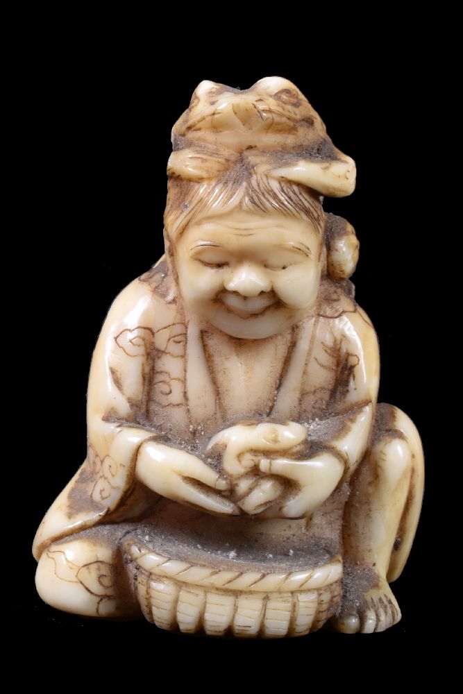 ϒ An Ivory Japanese Netsuke of a bearded sage carrying a large hat over his shoulder - Image 9 of 12