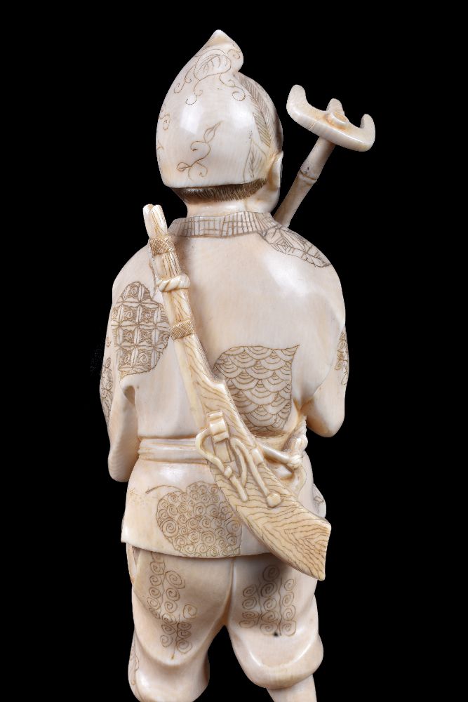 ϒ A Japanese Ivory Okimono of a Farmer with matchlock rifle - Image 9 of 11