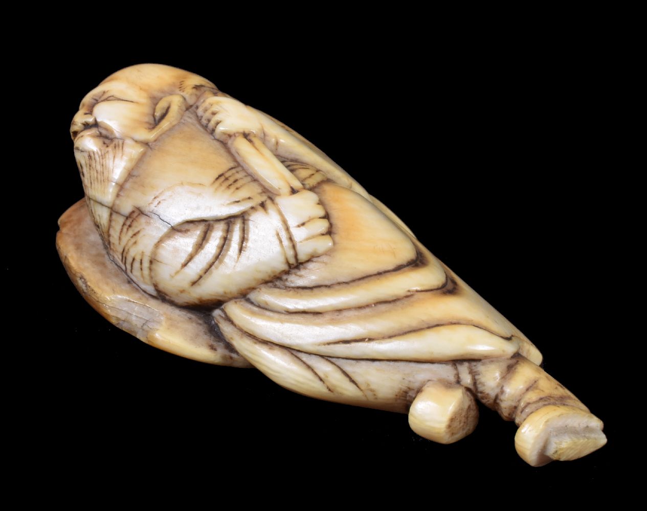 ϒ An Ivory Japanese Netsuke of a bearded sage carrying a large hat over his shoulder - Image 5 of 12