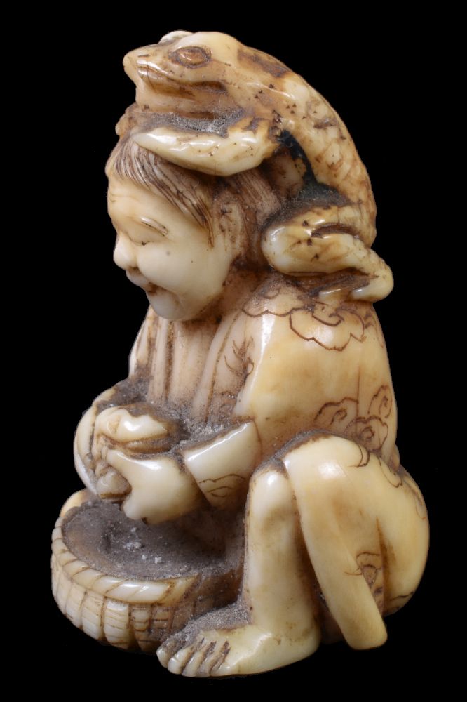 ϒ An Ivory Japanese Netsuke of a bearded sage carrying a large hat over his shoulder - Image 11 of 12