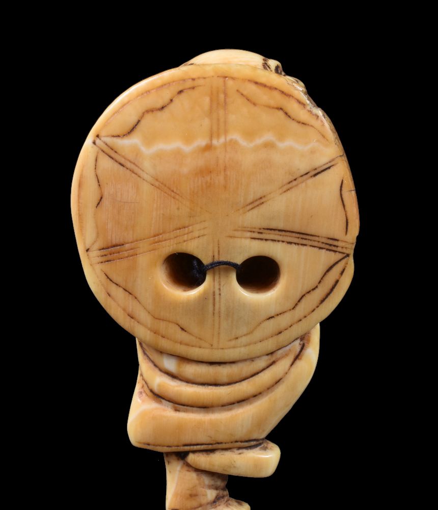 ϒ An Ivory Japanese Netsuke of a bearded sage carrying a large hat over his shoulder - Image 4 of 12