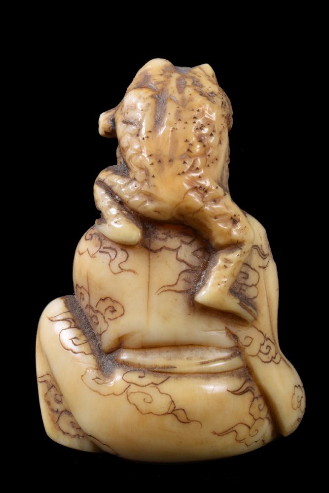 ϒ An Ivory Japanese Netsuke of a bearded sage carrying a large hat over his shoulder - Image 10 of 12