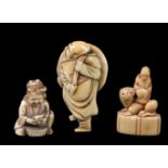 ϒ An Ivory Japanese Netsuke of a bearded sage carrying a large hat over his shoulder