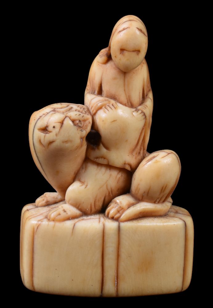 ϒ An Ivory Japanese Netsuke of a bearded sage carrying a large hat over his shoulder - Image 6 of 12