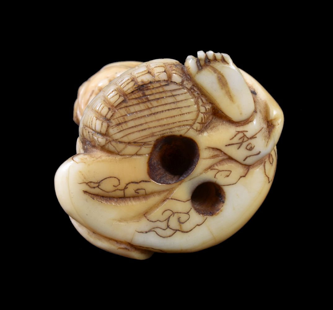 ϒ An Ivory Japanese Netsuke of a bearded sage carrying a large hat over his shoulder - Image 12 of 12