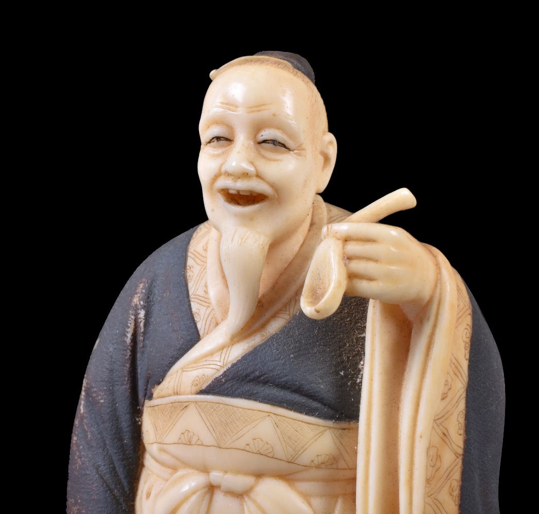 ϒ A Japanese Ivory Okimono of a Nobleman standing in voluminous robes and holding up a spoon - Image 3 of 5