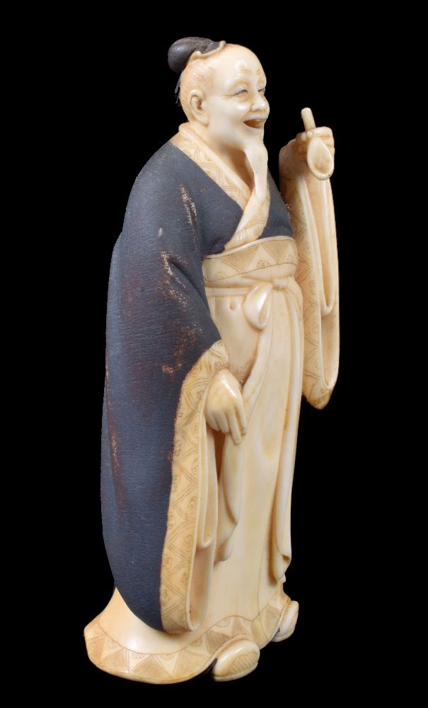 ϒ A Japanese Ivory Okimono of a Nobleman standing in voluminous robes and holding up a spoon - Image 2 of 5