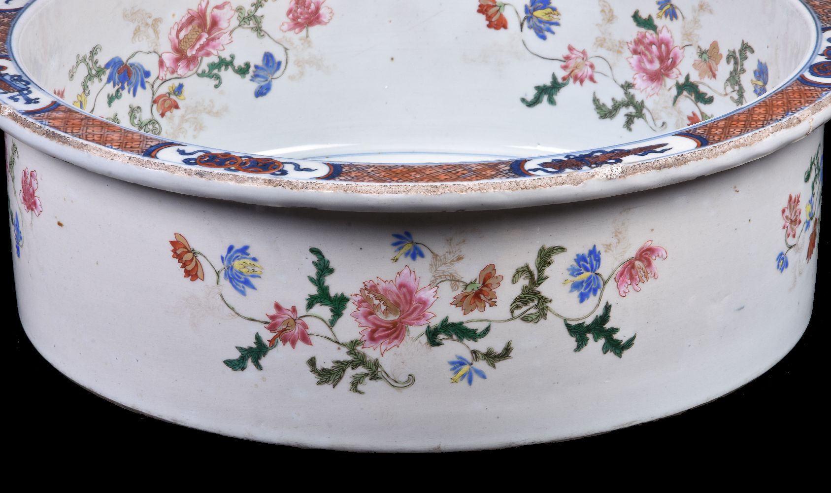 A large Chinese 'Famille Rose' and underglaze blue basin - Image 3 of 5