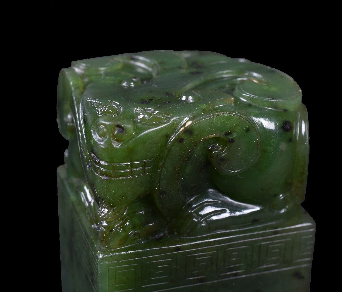 A Chinese spinach jade lion seal - Image 2 of 4