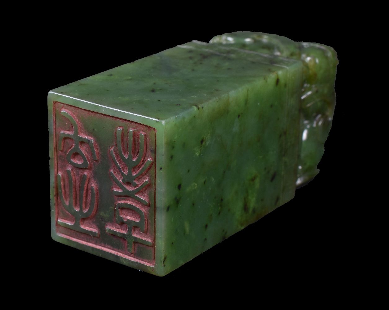A Chinese spinach jade lion seal - Image 4 of 4