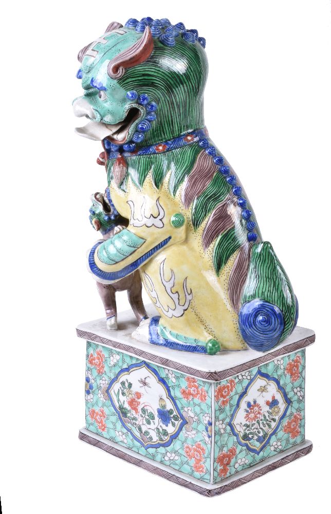 A large pair of 'Famille Verte' Buddhist lions - Image 6 of 8
