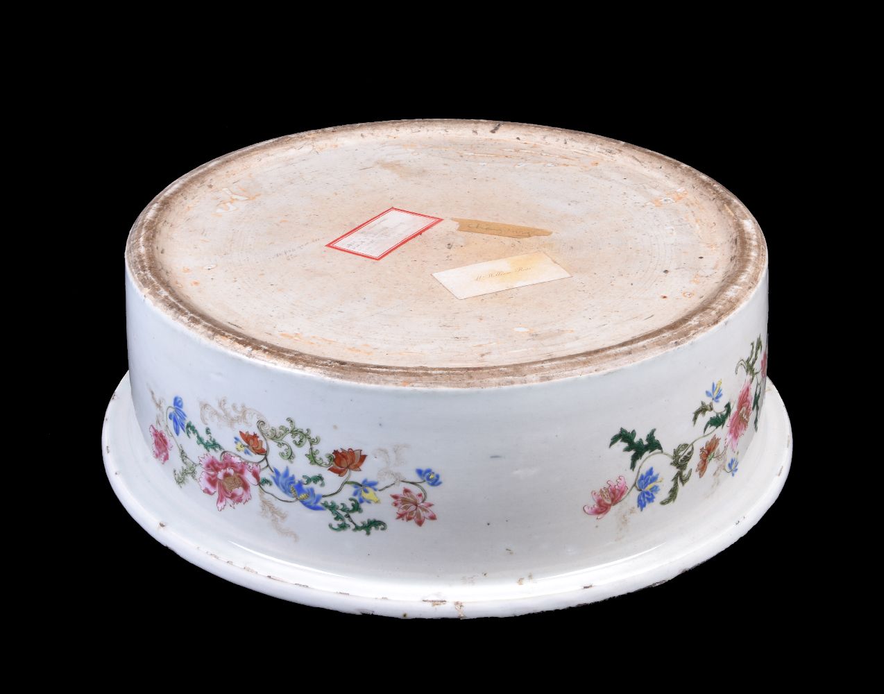 A large Chinese 'Famille Rose' and underglaze blue basin - Image 4 of 5