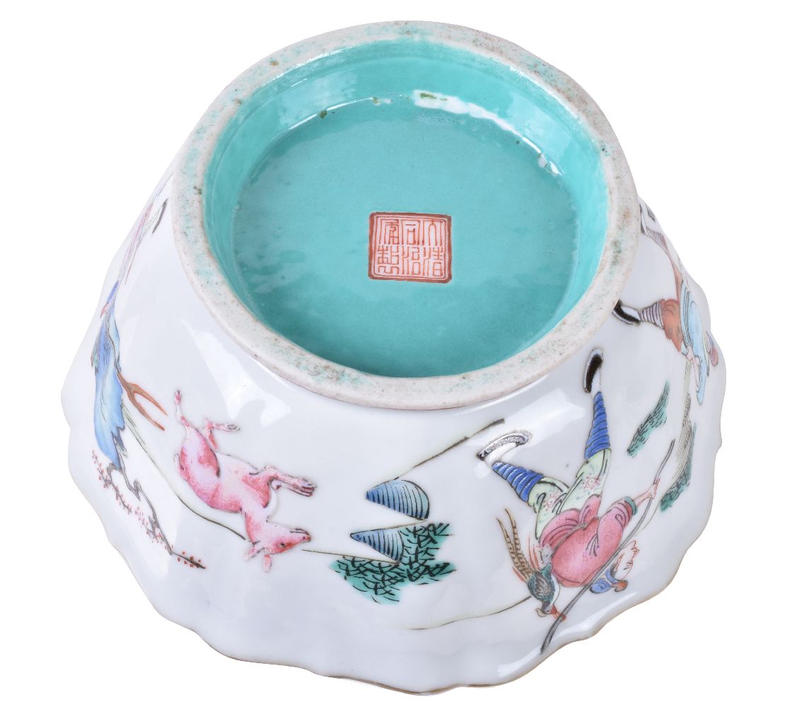 A Chinese 'Famille Rose' bowl - Image 6 of 7