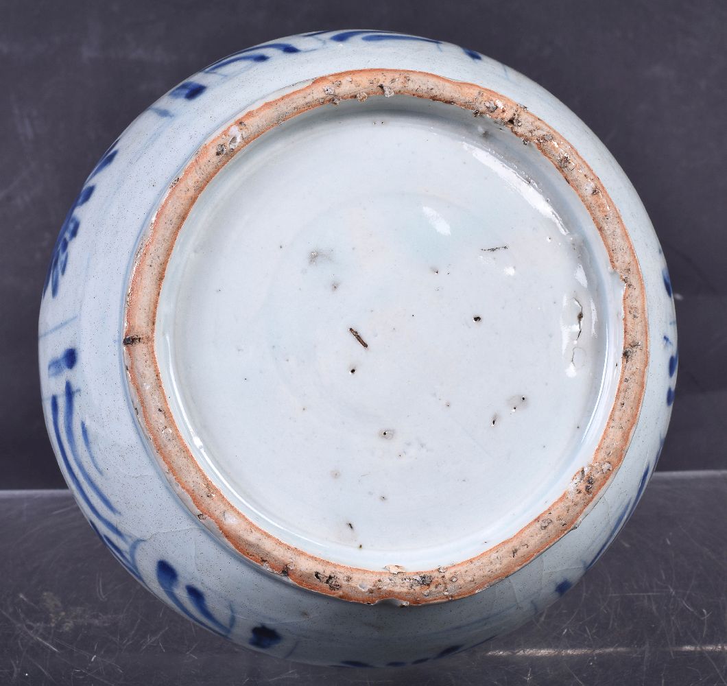 A Chinese blue and white circular dish - Image 6 of 9
