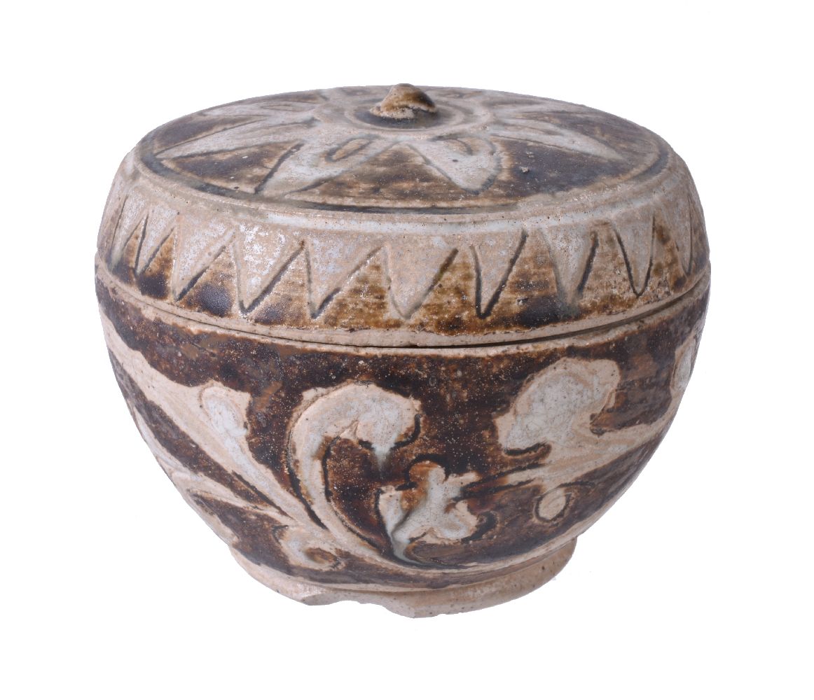 A group of Northern Thai Pottery vessels - Image 7 of 19