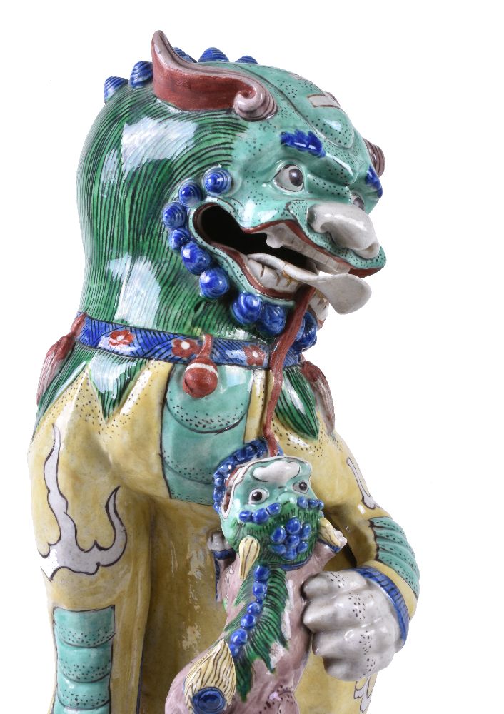 A large pair of 'Famille Verte' Buddhist lions - Image 7 of 8