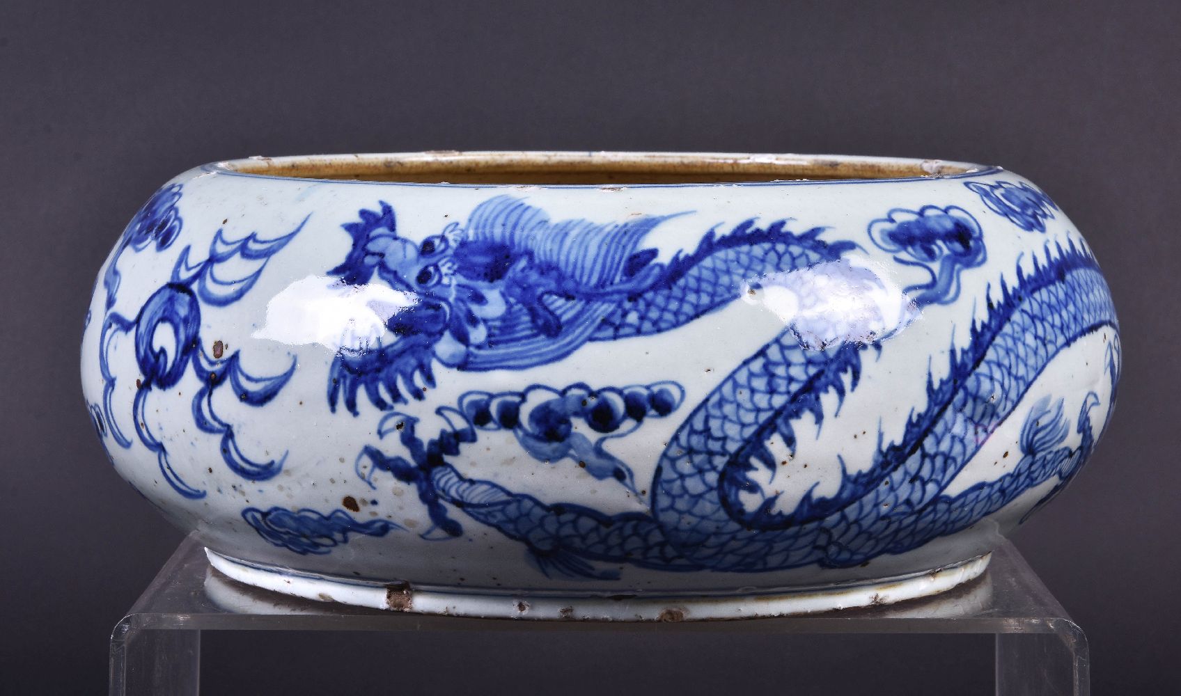 A Chinese blue and white 'Dragon and Phoenix' bowl - Image 3 of 9