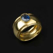 A single stone sapphire ring