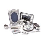 ϒ Assorted small silver and silver mounted items
