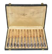 A set of twelve French silver handled cake knives/forks (couteaux formant fourchetter) by Émile Puif