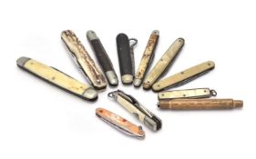 ϒ A collection of pen knives