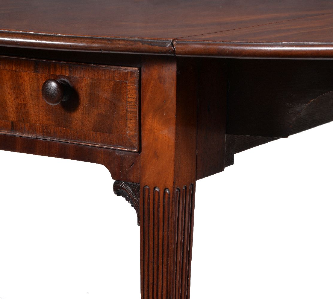 A George III mahogany and crossbanded Pembroke table - Image 3 of 6