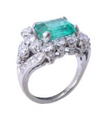 Ω An emerald and diamond cluster ring