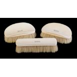 ϒ A gentleman's ivory dressing table brush set